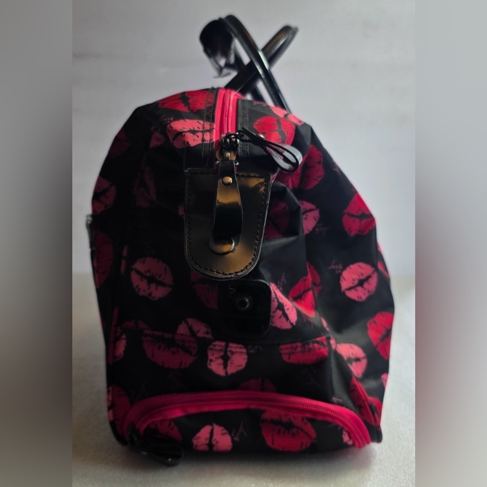 RARE Betsey Johnson Lips Kiss Print Rolling Bag Carry On Weekender Roll Luggageđź’‹ - Picture 3 of 12